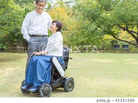 シニア夫婦介護 最新電動車椅子 シニア夫婦介護 最新電動車椅子 45331500