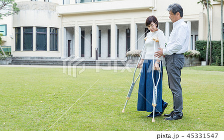 シニア夫婦介護 松葉杖 45331547