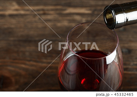 in a glass pour red wine 45332465