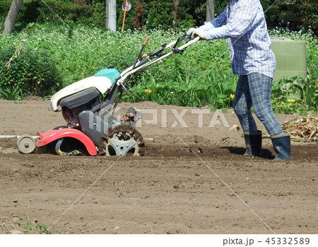 小型耕運機で畑を耕す人 45332589