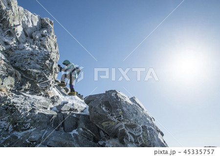 西穂独標に挑む女性登山者 45335757