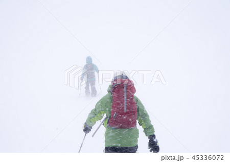 ホワイトアウトを行く登山者 45336072