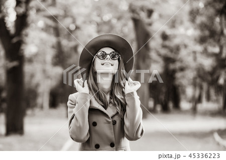 girl in sunglasses and hat in the autumn park. 45336223