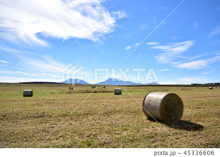 牧草ロールと阿蘇の広い空　広大な阿蘇の秋風景　阿蘇の広い風景　 45336606