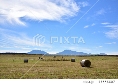 牧草ロールと阿蘇の広い空　広大な阿蘇の秋風景　阿蘇の広い風景　 45336607