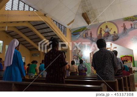 ラマレラ村　島　インドネシア　教会 45337308