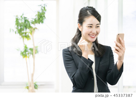 スマホで良い知らせを受ける女性 45337387
