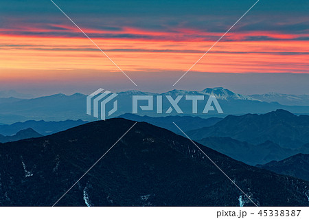 金峰山から見る夕暮れの小川山と浅間山 金峰山から見る夕暮れの小川山と浅間山 45338387