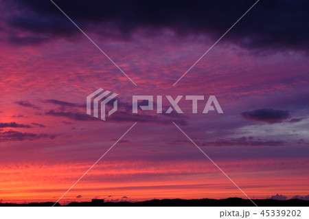 ピンク色の夕焼け 45339202