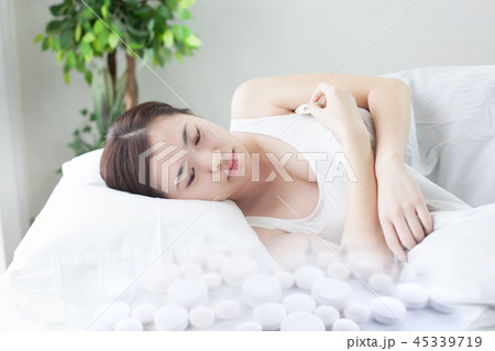 若い女性　OTC,OTC類似薬,オーバードーズ 45339719