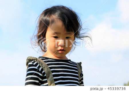 うつむき加減の女の子 うつむき加減の女の子 45339736