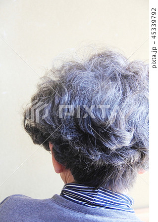 白髪を染めないナチュラルなヘア―スタイルのシニア女性 白髪を染めないナチュラルなヘア―スタイルのシニア女性 45339792