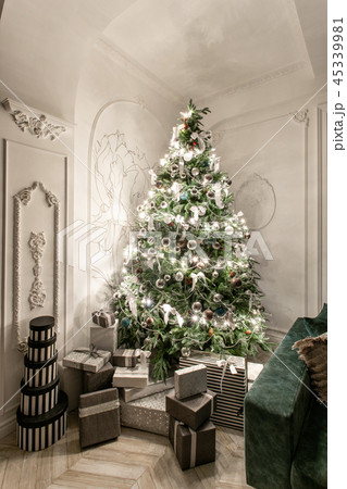 Garland light bulbs. Christmas evening. classic luxurious apartments with decorated christmas tree 45339981