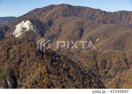 紅葉に包まれる雨乞岳 45340697