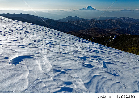 金峰山山頂のシュカブラと富士山の眺め 45341368