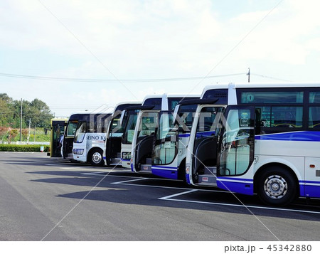 観光地の駐車場で待機する「観光バス」の風景 観光地の駐車場で待機する「観光バス」の風景 45342880