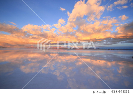 ウユニ塩湖  45344831