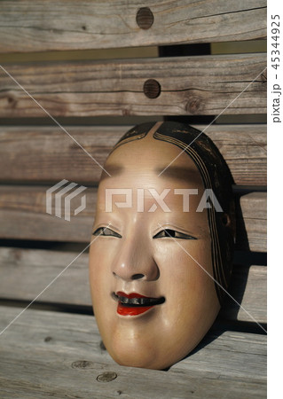 能面 小面 背景木椅子 右下 余白 能面 小面 背景木椅子 右下 余白 45344925