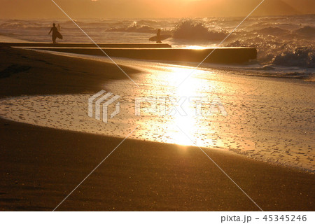 夕暮れ　サーファー 45345246