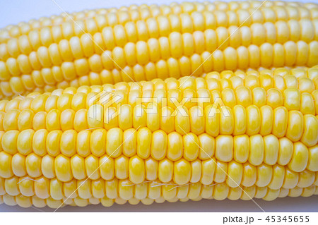 皮をむいたトウモロコシ 45345655