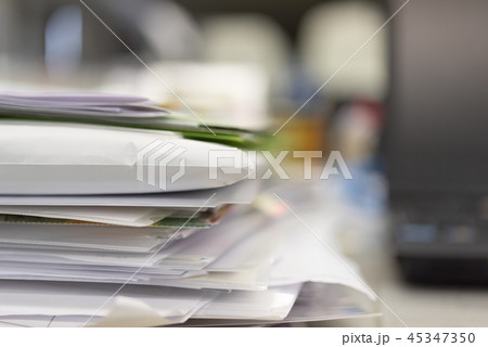 ビジネス 書類 山積み オフィス ビジネス 書類 山積み オフィス 45347350