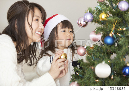 クリスマスの準備をする親子の写真素材