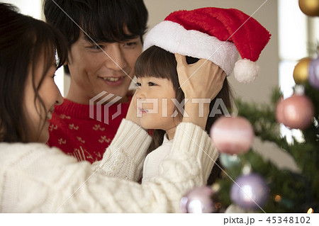 クリスマスの準備をする家族 クリスマスの準備をする家族 45348102