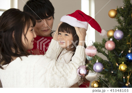 クリスマスの準備をする家族 クリスマスの準備をする家族 45348103