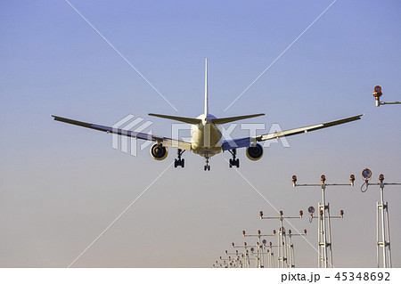 着陸する飛行機  ボーイング777-200 45348692