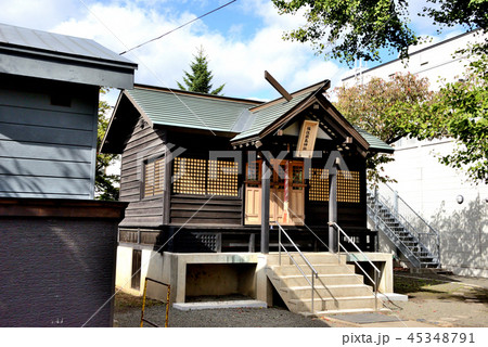 札幌市福住厳島神社の拝殿(斜め) 45348791