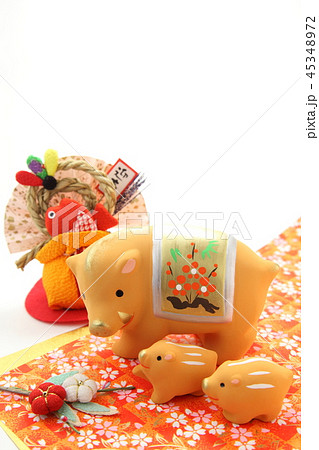 亥年 年賀素材 茶猪 白バック 迎春 縦 亥年 年賀素材 茶猪 白バック 迎春 縦 45348972