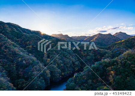 （茨城県）大吊橋からのぞく竜神峡の紅葉　夕景 45349422
