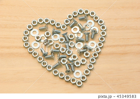 金物類で木の板の上に描かれたハートマーク。 45349583