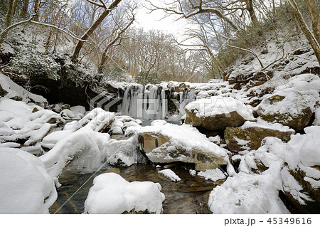 冬　暮雨（くらぞめ）の滝　氷瀑  45349616