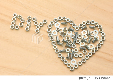 金物類で木の板の上に描かれたハートマークと「DIY」の文字。 金物類で木の板の上に描かれたハートマークと「DIY」の文字。 45349682