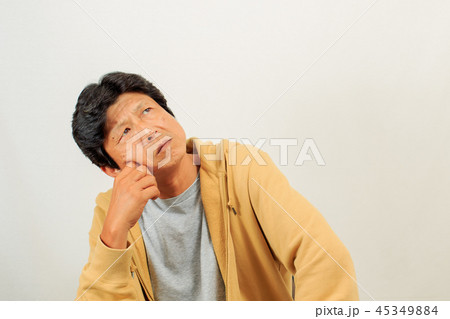 考える中年男性 考える中年男性 45349884