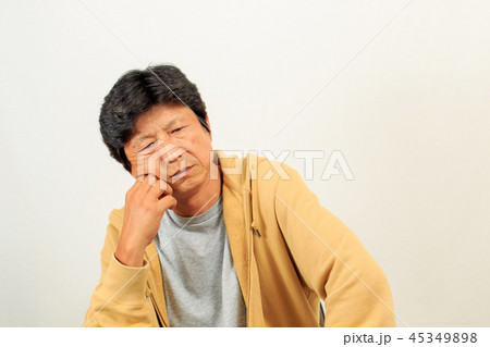 思いつめる中年男性 思いつめる中年男性 45349898