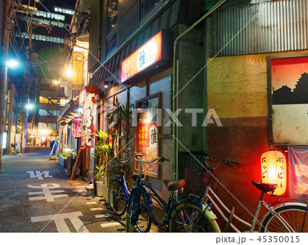 夜の大阪梅田 お初天神通り商店街の路地裏 夜の大阪梅田 お初天神通り商店街の路地裏 45350015