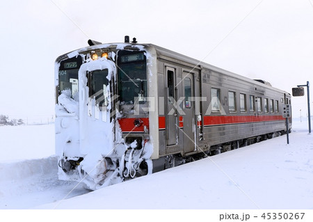 雪の明日萌駅に停車する普通列車 雪の明日萌駅に停車する普通列車 45350267
