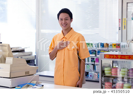 コンビニ レジ前店員 コンビニ レジ前店員 45350510