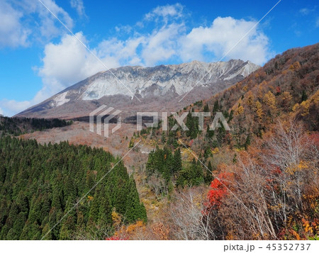 晩秋の大山南壁の眺望　鳥取大山 45352737