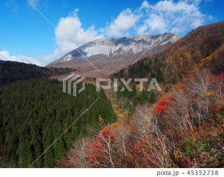 晩秋の大山南壁の眺望　鳥取大山 45352738