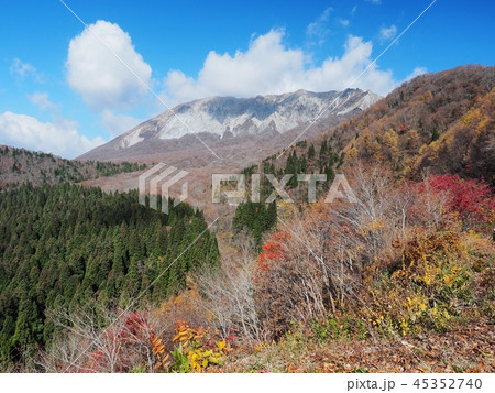 晩秋の大山南壁の眺望　鳥取大山 45352740