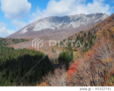 晩秋の大山南壁の眺望　鳥取大山 45352741