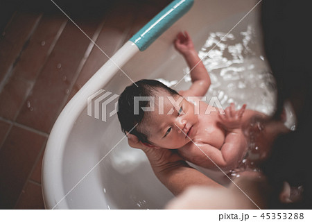 baby taking a shower with her mom baby taking a shower with her mom 45353288