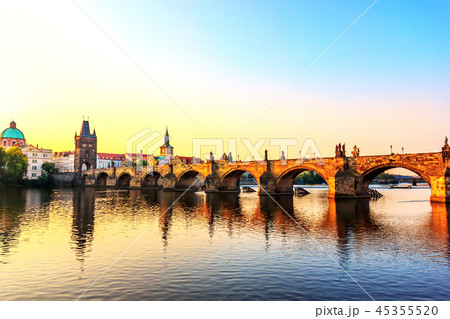 Sunrise over the Charles Bridge, Prague, Czech Republic. 45355520