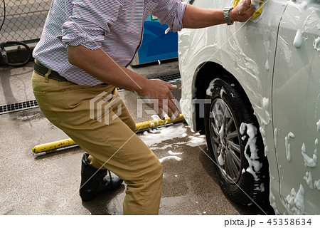 中年男性の洗車 45358634