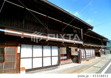 木曽路の中山道本山宿の街並み 木曽路の中山道本山宿の街並み 45358853