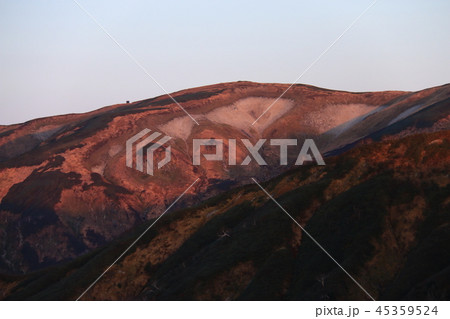 東北飯豊連峰 御西岳 三国岳避難小屋からの朝焼けの風景 東北飯豊連峰 御西岳 三国岳避難小屋からの朝焼けの風景 45359524