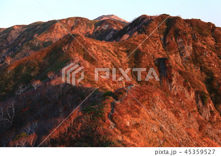　東北飯豊連峰　三国岳避難小屋から望む朝焼けの山頂へ続く道　 45359527